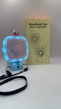 مروحة يدوية فيها إضاءة LED 1